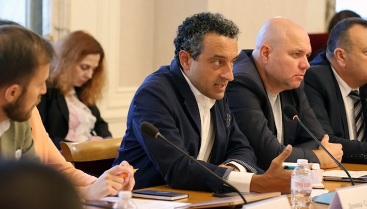 Решението предизвика оживен дебат в Парламентарната комисия по икономическа политика и иновации