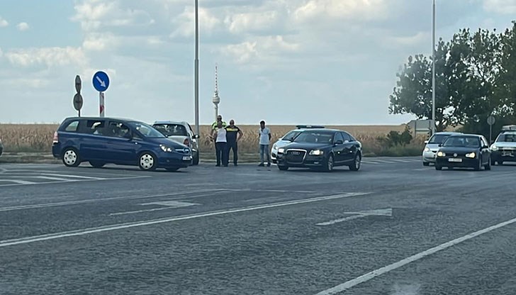 Удариха се два леки автомобила Удариха се два леки автомобила