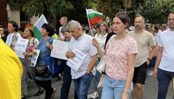 На площада пред театър "Тудор Виану" се събраха десетки гюргевчани и русенци