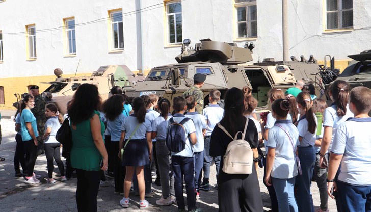 Показани бяха бронетранспортьори, бронирани колесни машини „Гардиън“ и товарни автомобили с висока проходимост