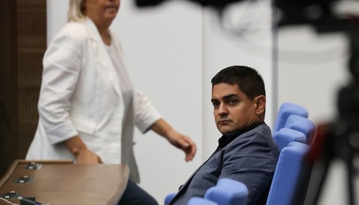 Депутатът е обвинен в опит за принуда