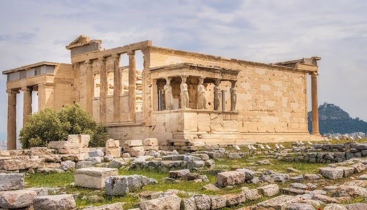 36-годишният мъж си е тръгнал с две парчета мрамор от най-посещавания археологически обект в гръцката столица