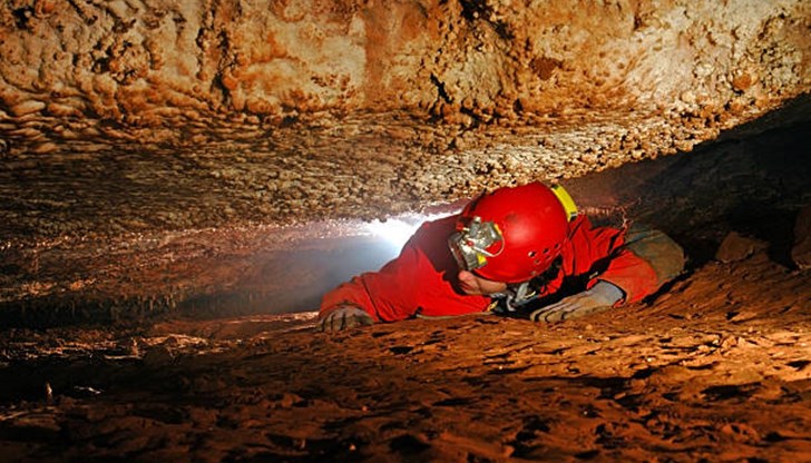 Екип от български доброволци се включи в спасителна мисия по изваждането на пострадал изследовател в пещерата Морджа в Турция