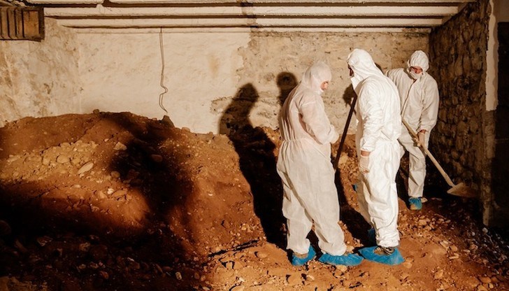 Тунелът води до апартамент, в който се съхраняват криминални доказателства Тунелът води до апартамент, в който се съхраняват криминални доказателства