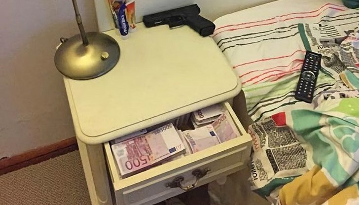 Бойко Борисов заявил, че се е пошегувал, че съпругата на Пламен Бобоков е направила снимките на пачките и златните кюлчета