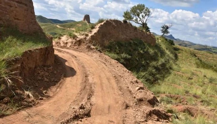 Стената е пробита, за да се създаде пряк път за преминаване