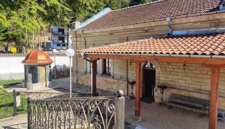 Аязмото край Каран Върбовка привлича поклонници и хора с очни и бъбречни проблеми