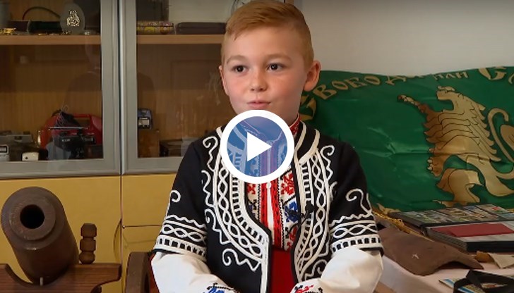 Евгени вече две години събира вещи от историята на България