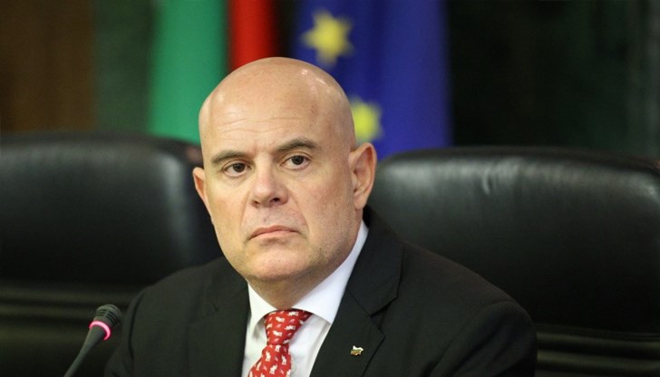 Питам се дали умишлено не водят към фалит единствената ни рафинерия, написа бившият главен прокурор