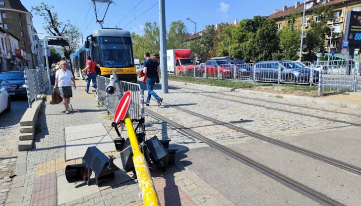 Стълбът се е сгромолясал до трамвайна спирка на ключово кръстовище