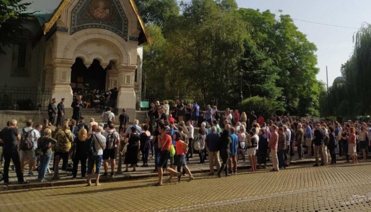 Протестиращите настояха за отваряне на храма Протестиращите настояха за отваряне на храма