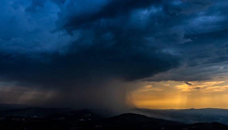 Оранжев код за значителни валежи и гръмотевични бури в областите Велико Търново, Габрово, Плевен, Ловеч