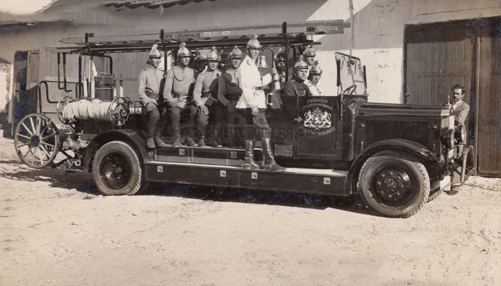 На снимката командирът на Русенската пожарна служба Константин Попов е качен на пожарната кола, прав със светлата куртка На снимката командирът на Русенската пожарна служба Константин Попов е качен на пожарната кола, прав със светлата куртка