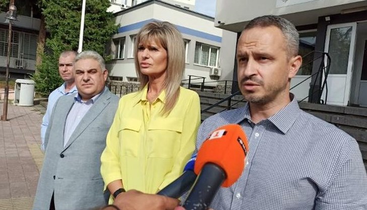 Мъж уби жена си и дъщеря си в село Черногорово и след това се самоуби
