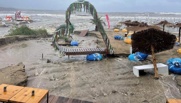 Заради скъсания мост семейството на малката Крисия е откъснато на плаж "Нестинарка"