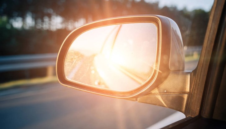 Мъжът е забелязал проблем с автомобила на семейството и ги е отбил от пътя, за да им окаже помощ Мъжът е забелязал проблем с автомобила на семейството и ги е отбил от пътя, за да им окаже помощ