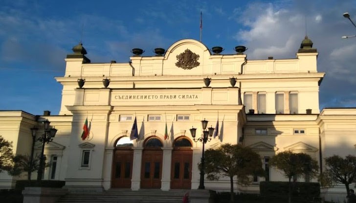 На западната фасада трябва да се намери място за емблематичния надпис На западната фасада трябва да се намери място за емблематичния надпис