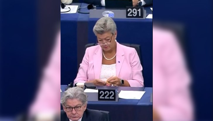 Европейският комисар по вътрешните работи Илва Йохансон плете чорап по време на реч на Урсула фон дер Лайен