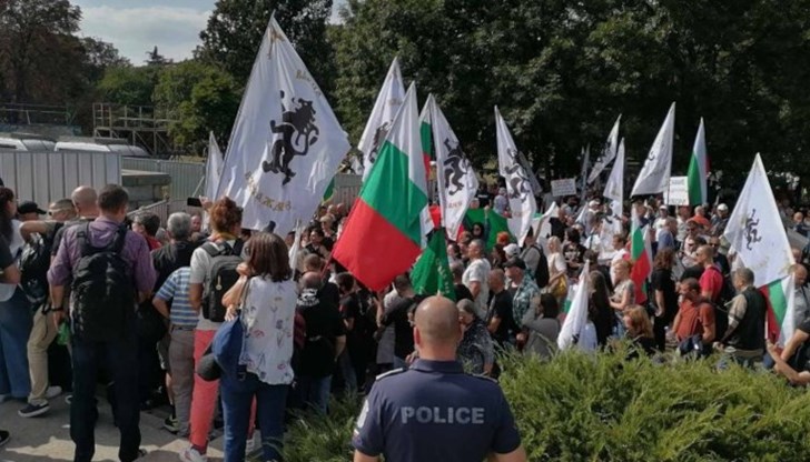 Протестиращите събориха скелето и махнаха части от оградата около Паметника на Съветската армия