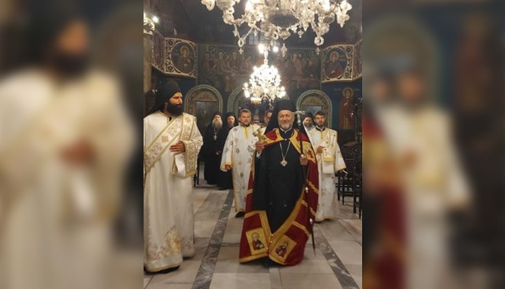 Съслужиха му Русенският митрополит Наум и Главиницкият епископ Макарий