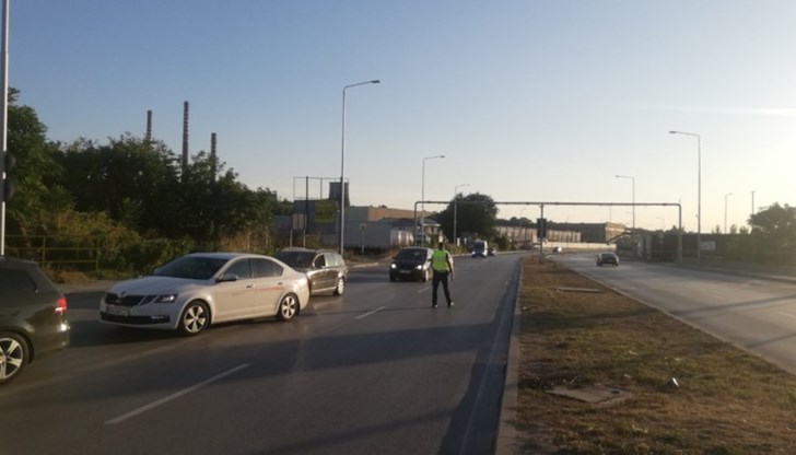 Униформените спомагат на място за организация на движението в пиковете часове