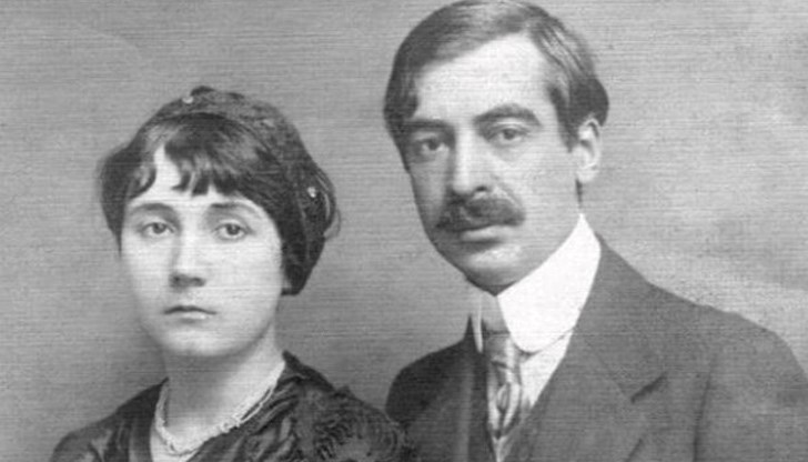 Виолета Радева издаде книгата "Обсебеност. Лора и Поетът"