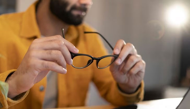Оферта привлича с диоптрични очила, които сами настройват фокуса според конкретните нужди