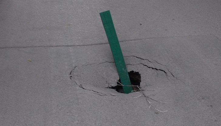 Това е прясно зейнала дупка на кръстовището на улица "Битоля" с улица "Доростол"