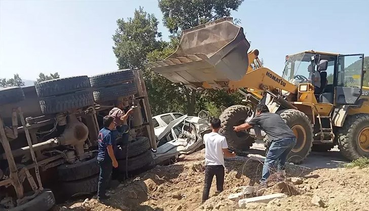 Най-малко 5 души са загинали Най-малко 5 души са загинали