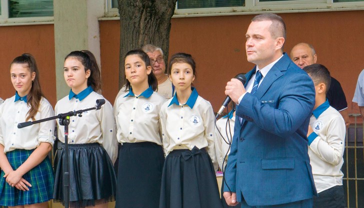 С тържества във всички детски градини училища бе посрещнат първият учебен ден днес