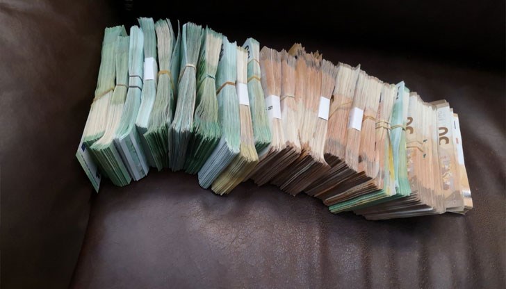 Според полицията и прокуратурата в Бургас сумата е била предвидена за търговия с вот