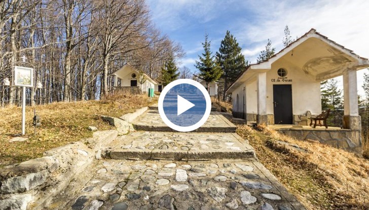 Вярва се, че в навечерието и през нощта срещу големия празник лечебната сила на мястото е особено силна