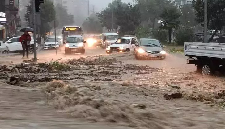 Шахтите в града преливат, наводнени са улици, движението е затруднено