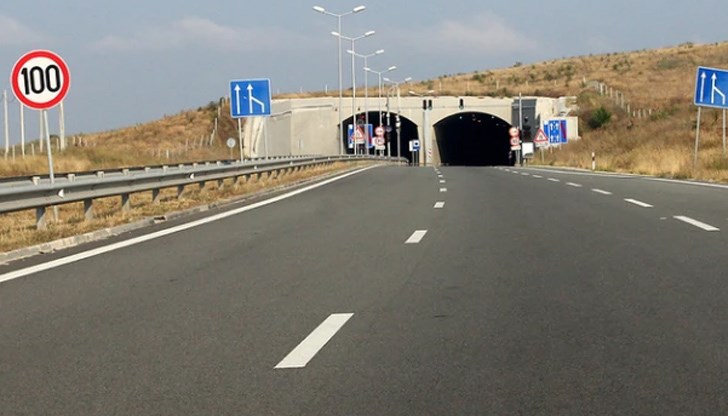 Шофьорите се движат в изпреварващата лента