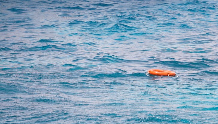 Децата плували с надуваема лодка в морето край селището Енез в Одринско