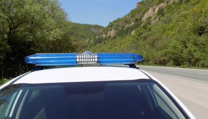 Шофьор с "Мерцедес“ блъска служебния автомобил, след това се удря в крайпътно дърво Шофьор с "Мерцедес“ блъска служебния автомобил, след това се удря в крайпътно дърво