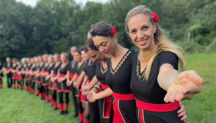 Присъединете се към нас и започнете своето танцово приключение! Присъединете се към нас и започнете своето танцово приключение!