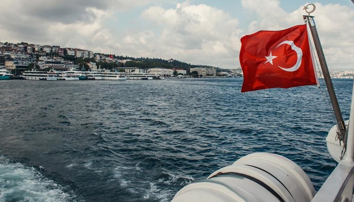 Два кораба вече са пристигнали, третият отплава днес от Измир