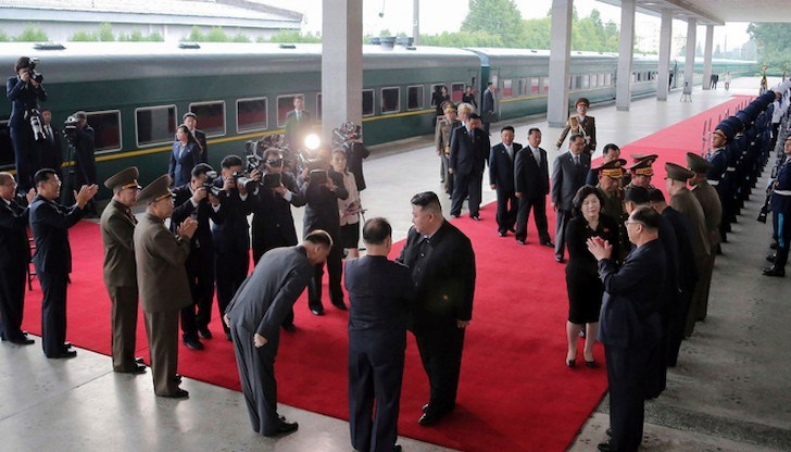 Официална церемония в Пхенян преди отпътуването на севернокорейския лидер Ким Чен-ун за Русия