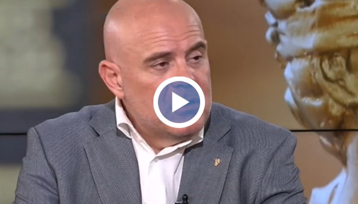 С неудоволствие се насочвам към политиката, каза той