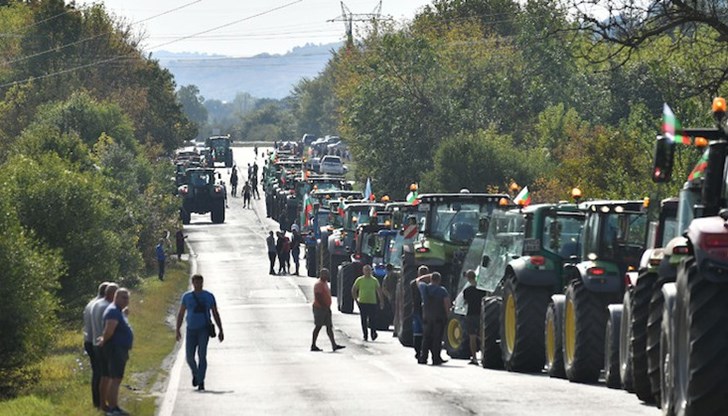 Земеделците издигнаха плакати с надписи „Земеделците не са терористи! Управляващите са марионетки“