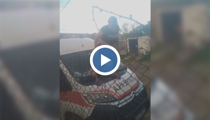 Налага се екипът да изчака в линейката, докато жената се натанцува и да бъде свалена