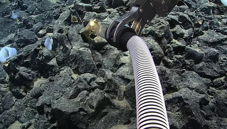 Нещо се е опитало да влезе... или да излезе от него, отбелязва един от изследователите