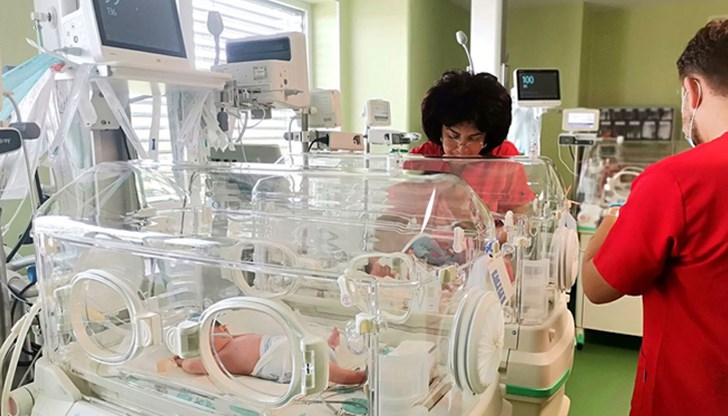 Две момиченца и едно момченце се родиха с разлика една минута Две момиченца и едно момченце се родиха с разлика една минута