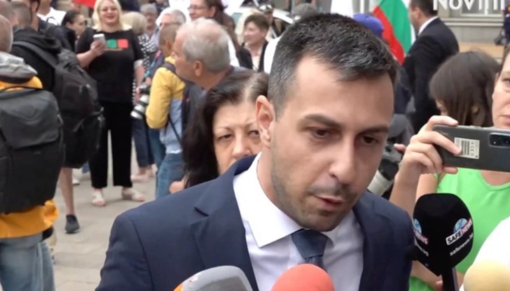 Депутатите от ПП-ДБ и ГЕРБ „се подхилкват“, знаейки, че извършват национално предателство