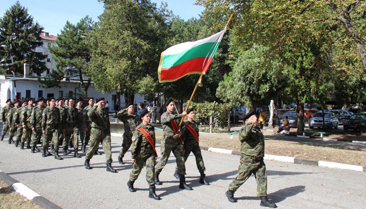 Тържествената церемония бе под звуците на оркестъра към сливенското военно формирование