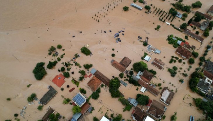 Стотици гърци протестират пред парламента в Атина Стотици гърци протестират пред парламента в Атина
