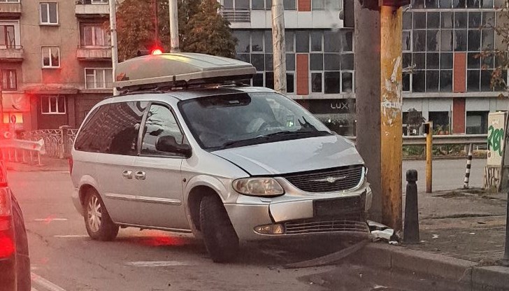 Лекият автомобил се е блъснал в стълб на кръстовището на булевард "Сливница" и улица "Георги Раковски"