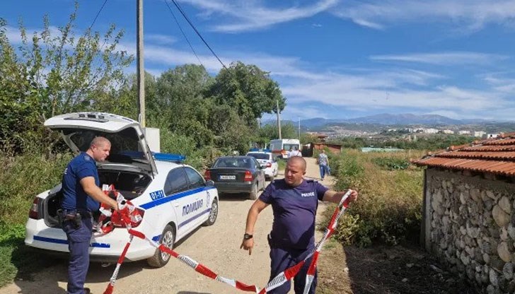 Според съседи скандалът възникнал заради спорно място между имотите на две семейства Според съседи скандалът възникнал заради спорно място между имотите на две семейства