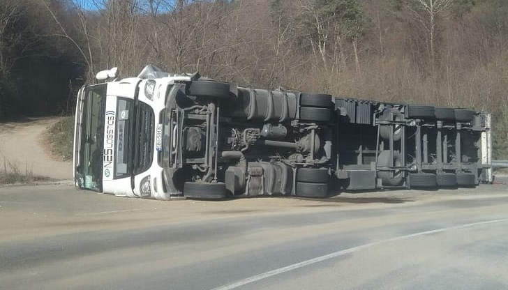 Шофьорите да се движат с повишено внимание, като спазват указанията на служителите на "Пътна полиция"